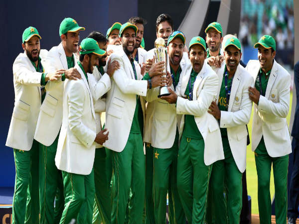 Pakistan team with Champions Trophy (Image courtesy: ICC Twitter handle)