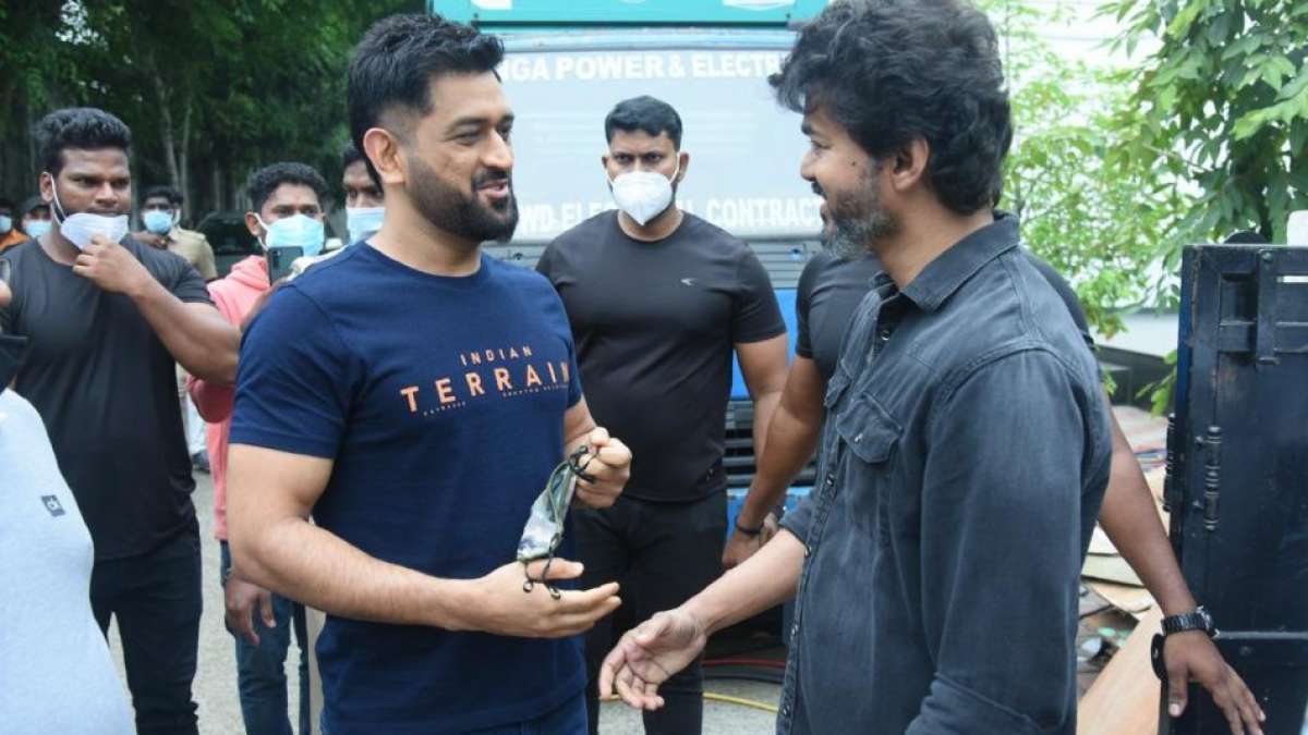 Master meets the blaster! MS Dhoni catches up with actor Vijay in Chennai  and fans can't keep calm - myKhel
