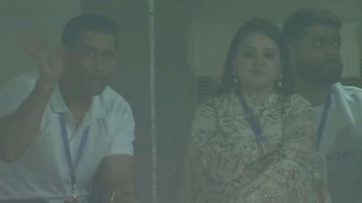 MS Dhoni Video: मैच के दौरान स्टेडियम में लगे 'धोनी धोनी' के नारे, हाथ उठाकर लोगों का स्वीकार किया अभिवादन India vs New Zealand 1st T20I: MS Dhoni watches game with family in Ranchi, fans chant 'Dhoni-Dhoni' - myKhel
