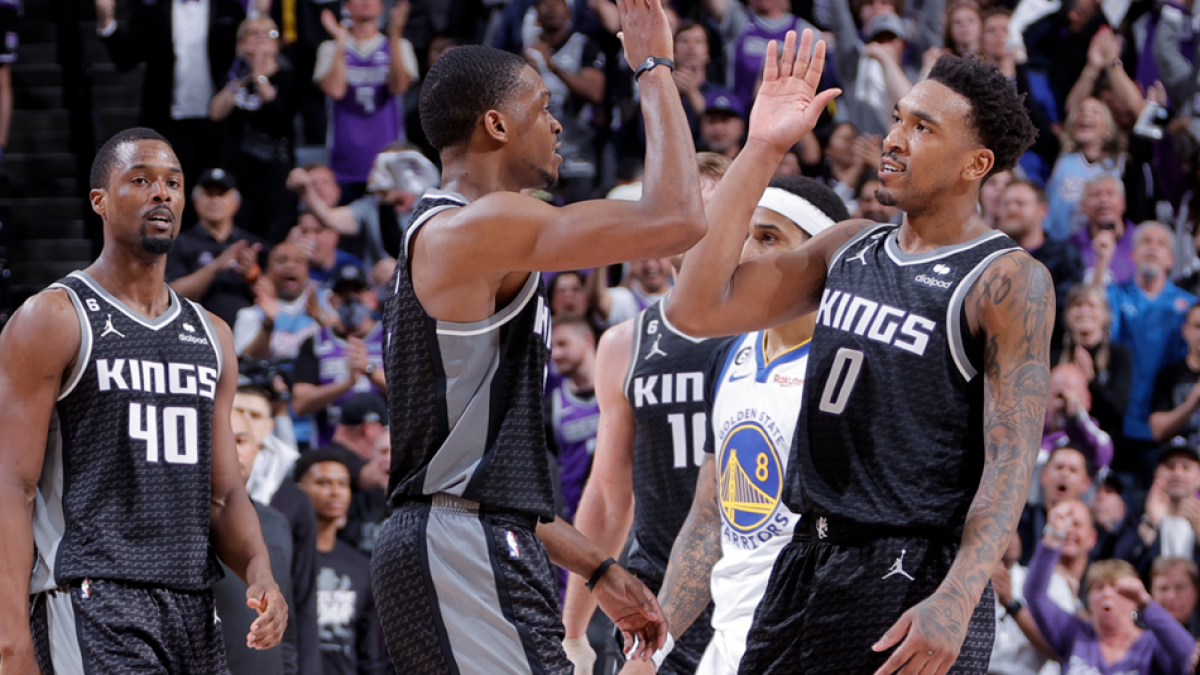 NBA: „Kings“ 2:0 pirmauja prieš „Warriors“, kai Greenas buvo atleistas, o „76ers“ vėl įveikė „Nets“