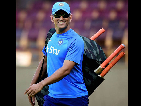 Dhoni arrives for practice session