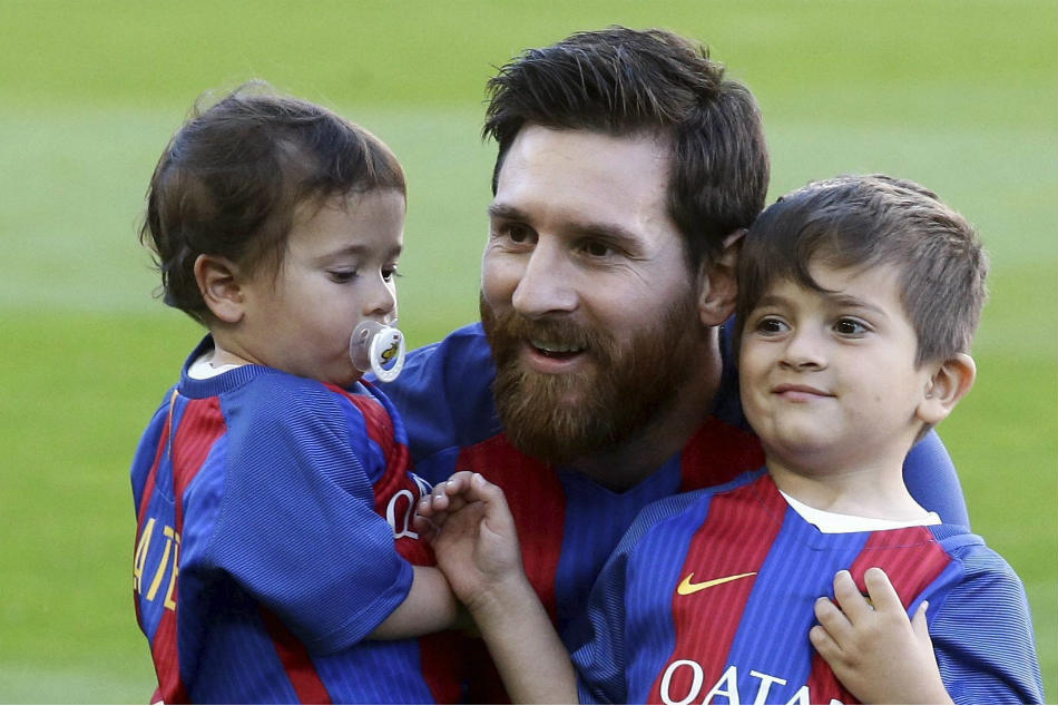 Der argentinier muss schwören, dass pelé besser war als maradona. Lionel Messi Als Kind : Lionel Messi shows kind gesture to a young fan - myKhel