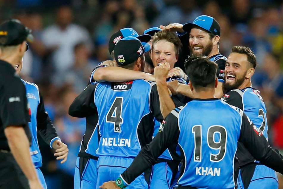 Big Bash League Adelaide Strikers reach final with dramatic finalball