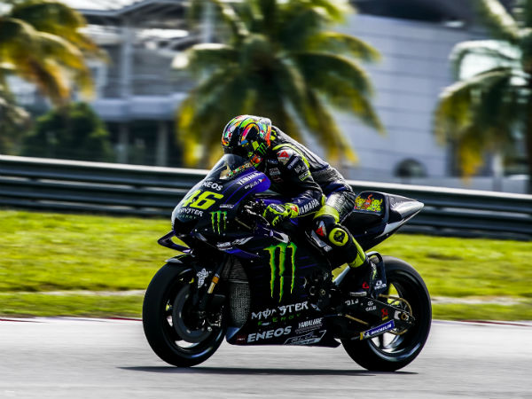 Rossi stays close