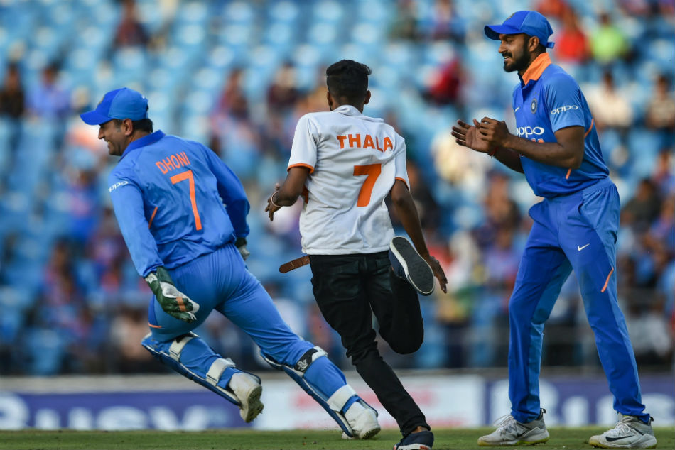 Fan breaks security for embrace from Dhoni