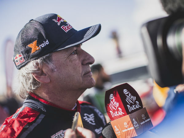 Sainz in lead