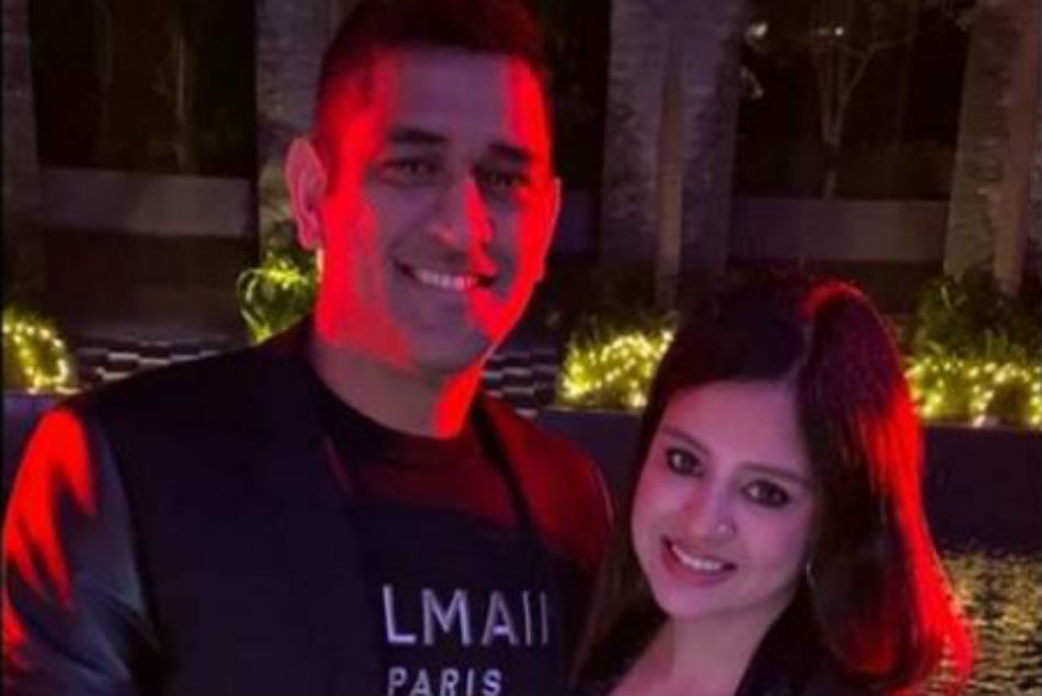 MS Dhoni dances with wife Sakshi Dhoni as they welcome New Year 2020;  Sakshi's adorable caption wins hearts on internet - myKhel