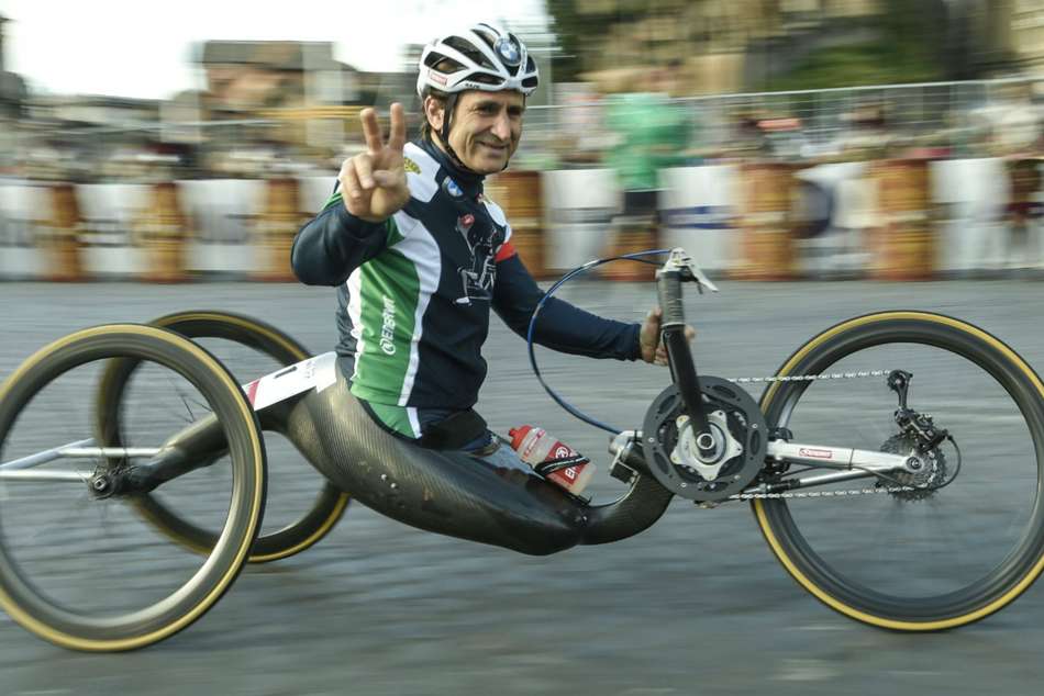 Scan sports. Хендбайк гонки. Paracyclist. Ashley London гонщик одной ногой.