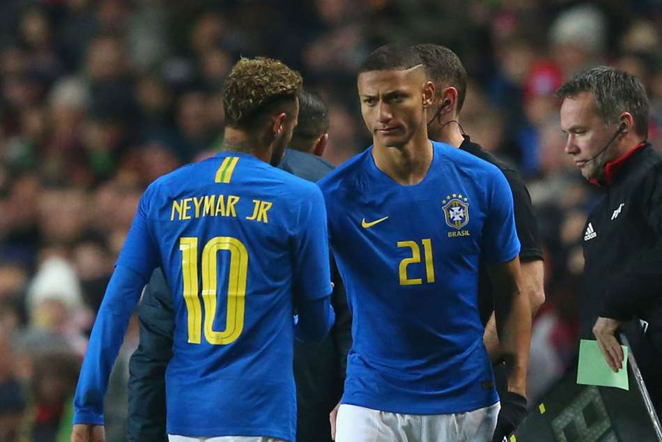 Neymar surprises Richarlison with Everton award - myKhel