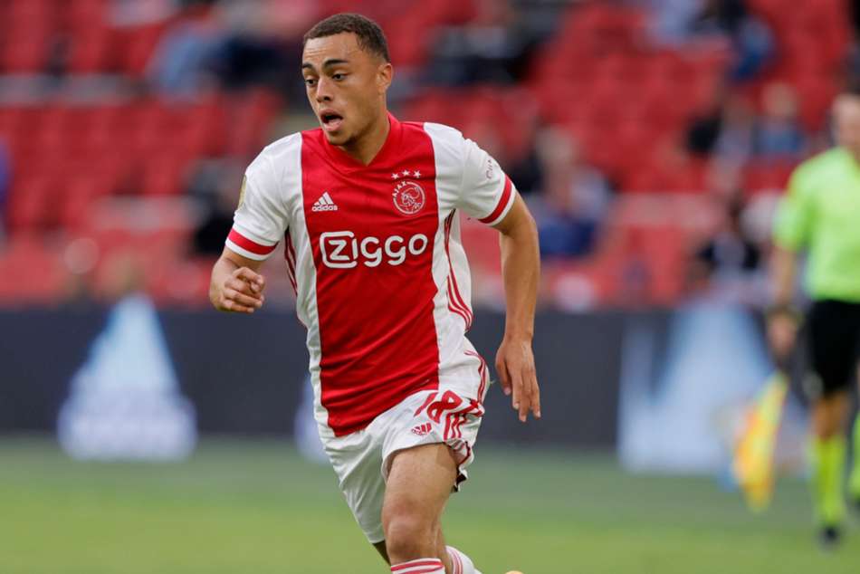 Barcelona Beat Bayern Munich Signing Sergino Dest From Ajax