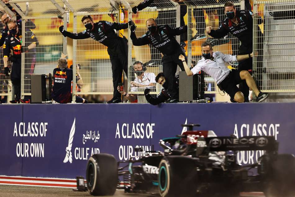 F1 2021 Hamilton Holds Off Verstappen To Claim Thrilling Bahrain Win