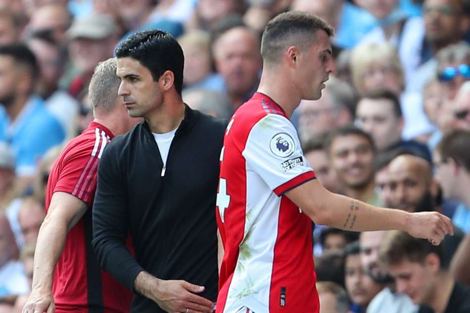 Xhaka odchází po vyloučení ze hřiště v zápase proti Manchesteru City Xhaka odchází po vyloučení ze hřiště v zápase proti Manchesteru City
