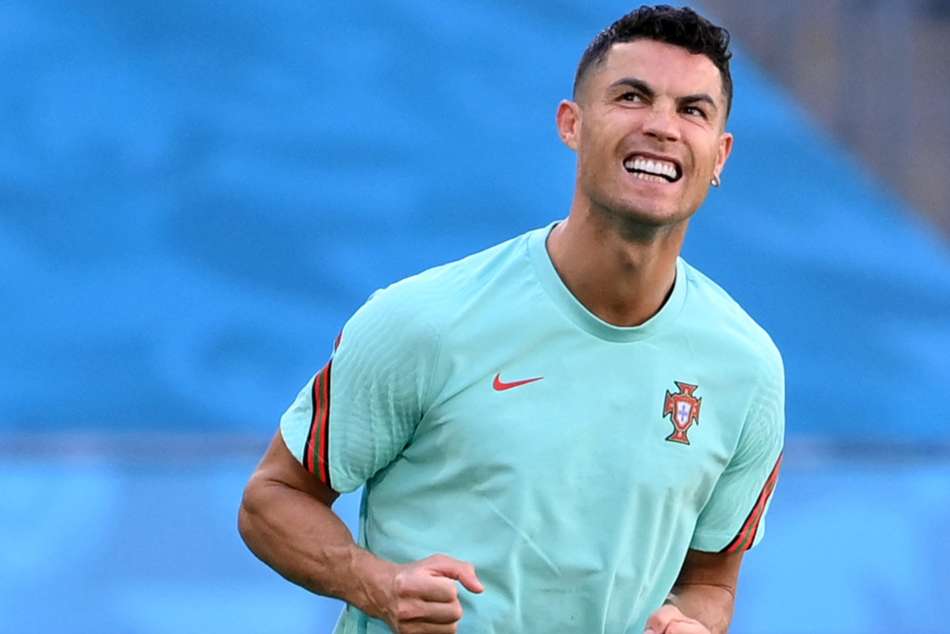 Cristiano Ronaldo Completes Sensational Manchester United Move