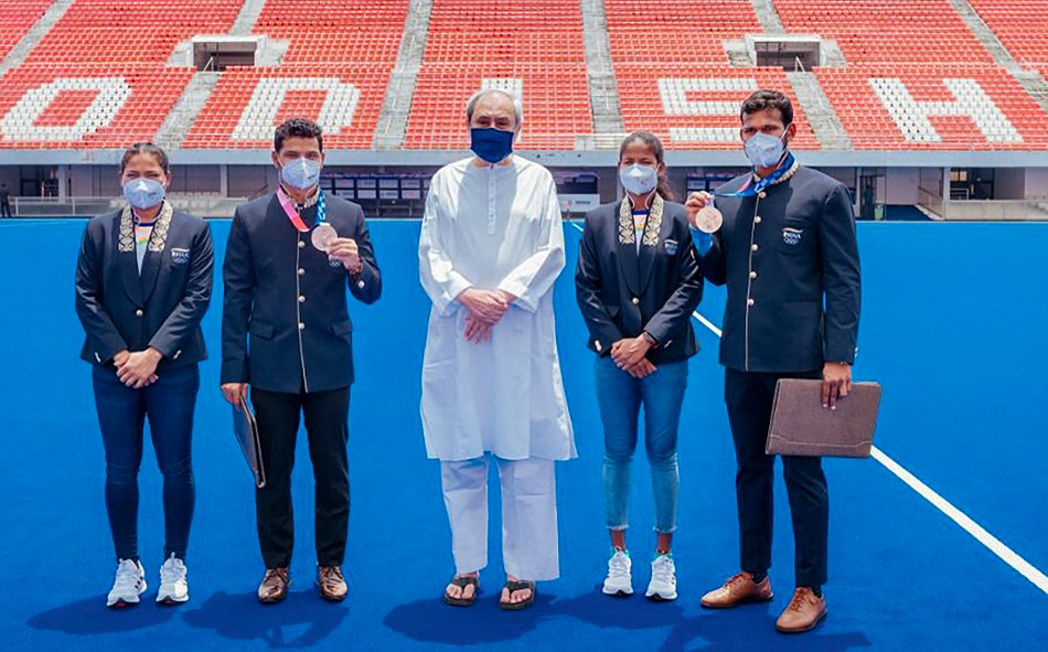 Odisha Cm Felicitates State Tokyo Returned Hockey Players Presents Them With Cash Awards