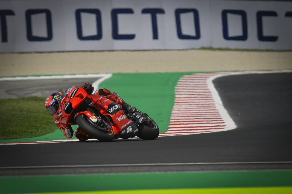 San Marino Gp Bagnaia Holds Off Quartararo Challenge At Misano