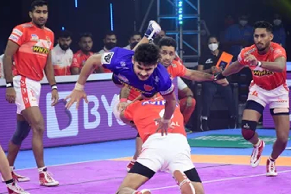 Pkl Naveen Saves The Day In The Final Raid As Dabang Delhi And Gujarat Giants Share The Spoils