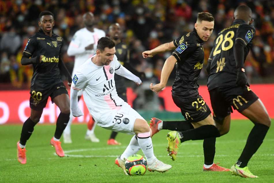 Lens 1-1 Paris Saint-Germain: Wijnaldum salvages a point after Navas howler