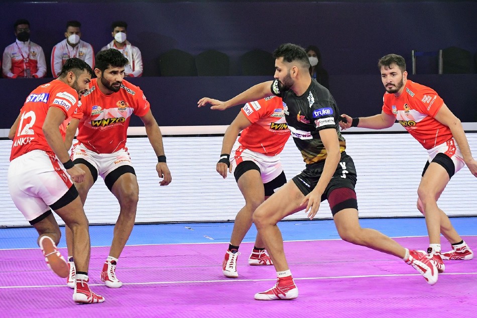 Pro Kabaddi League Pkl Season 8 Gujarat Giants Outmuscle Telugu Titans In 18 Point Win