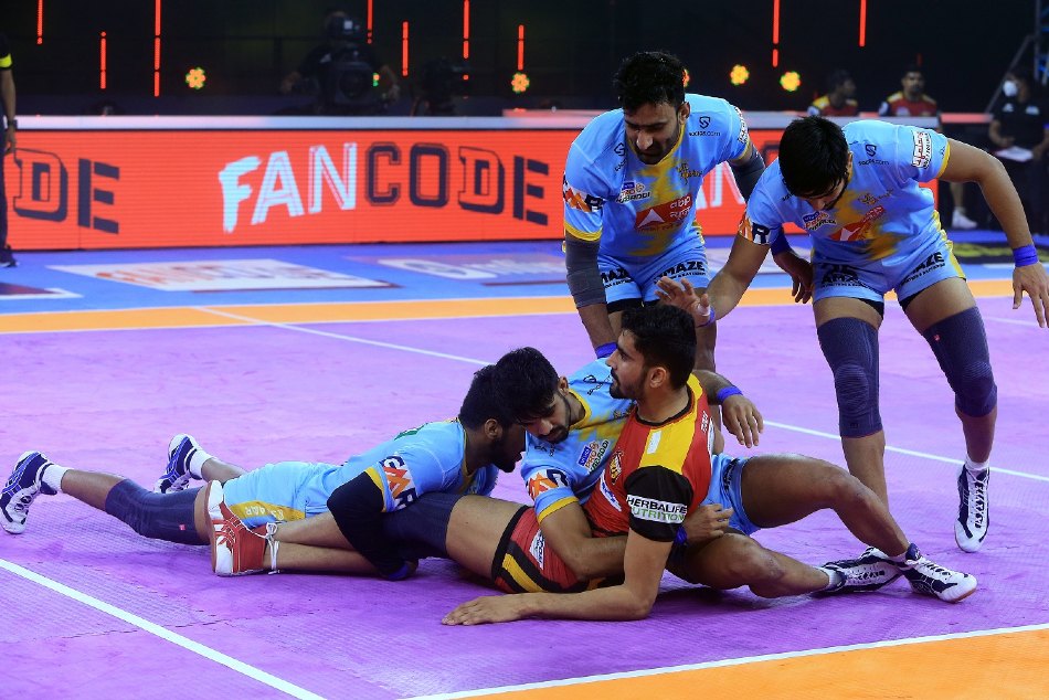 Pkl 2021 22 U P Yoddha S Defensive Masterclass Shuts Down Bengaluru Bulls