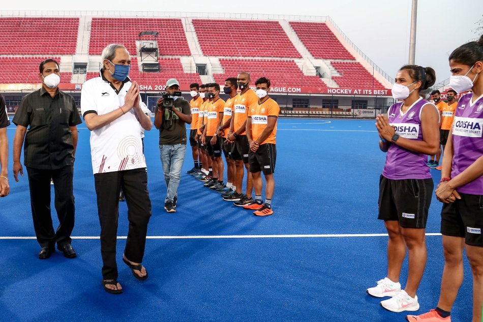 Odisha Cm Naveen Patnaik Meets With Indian Men S And Women S Hockey Teams In Bhubaneswar