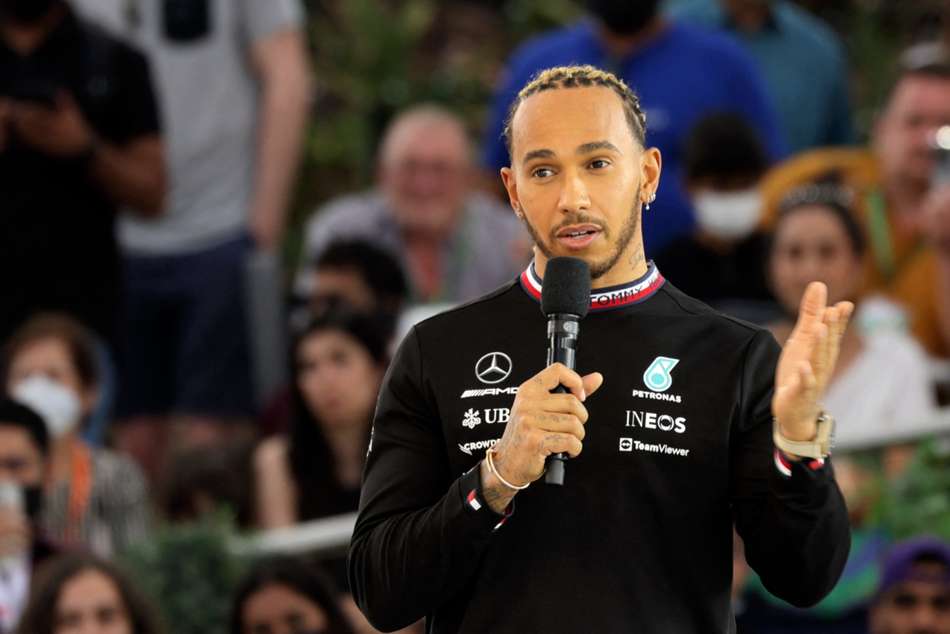 Lewis Hamilton to change his name and include his mother's maiden name