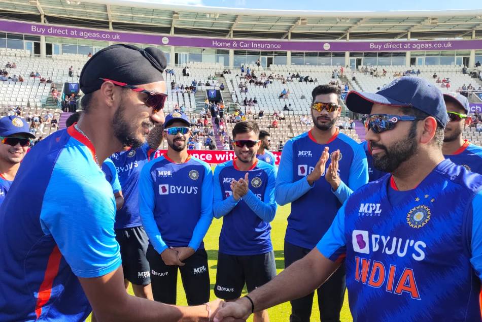 Rohit Sharma hands debut cap to Arshdeep Singh Rohit Sharma hands debut cap to Arshdeep Singh