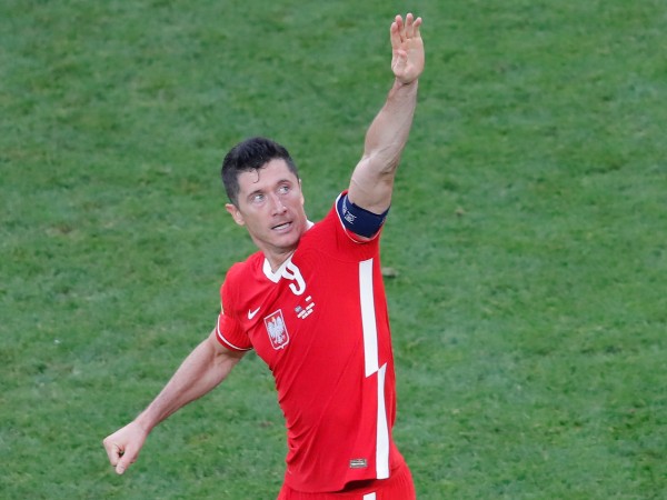 Its done! Bayern CEO Oliver Kahn confirms agreement with Barcelona for Robert Lewandowski Its done! Bayern CEO Oliver Kahn confirms agreement with Barcelona for Robert Lewandowski