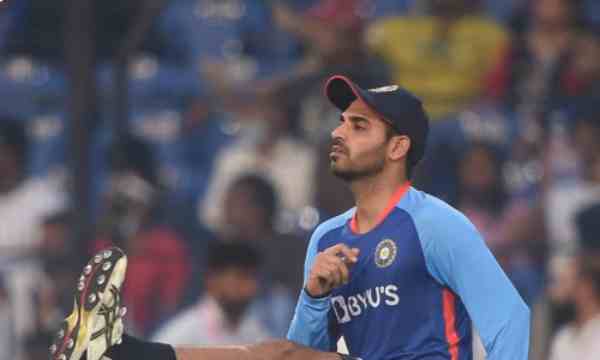 4 Bhuvneshwar Kumar vs Mohammad Rizwan
