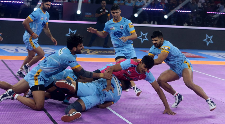 PKL 2022: Pardeep Narwal late-raid helps UP Yoddhas edge Jaipur Pink Panthers in thriller