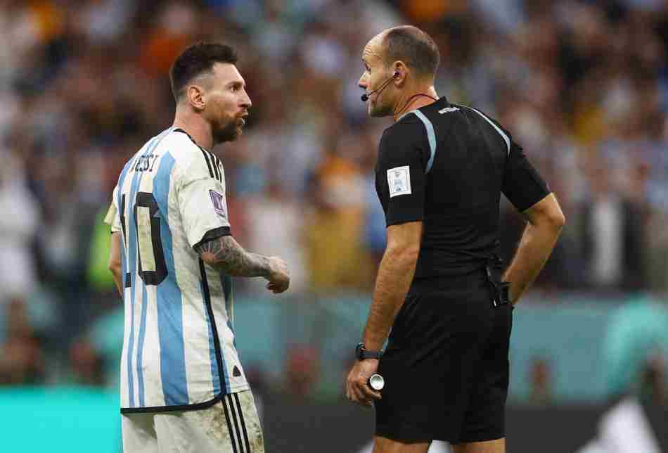 Lionel Messi Argentina Outrage Against Referee Lahoz Worst Referee Of The Tournament