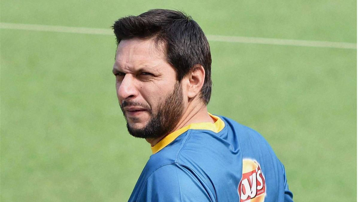 Sohid Rfl 'Ye koi tareeka hai? There are juniors around you?' Shahid Afridi ...