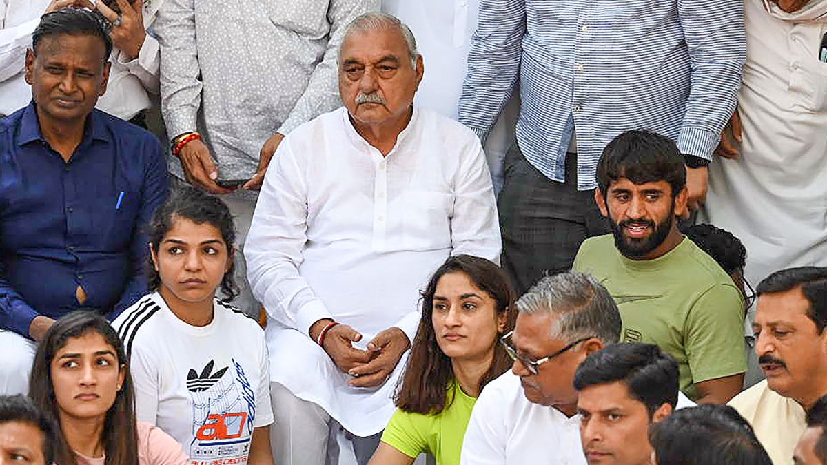 Wrestlers Protest Wfi Officials Bribing Complainants To Withdraw Case Alleges Bajrang Punia