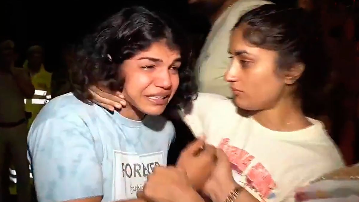 Wrestlers Protest Delhi Police Vinesh Phogat Cries After Cops Misbehaviour