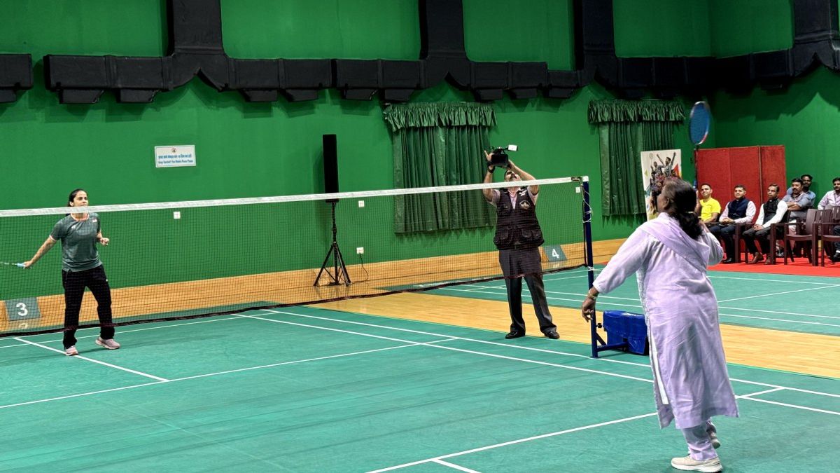 President Murmu Plays Badminton With Saina Nehwal 011