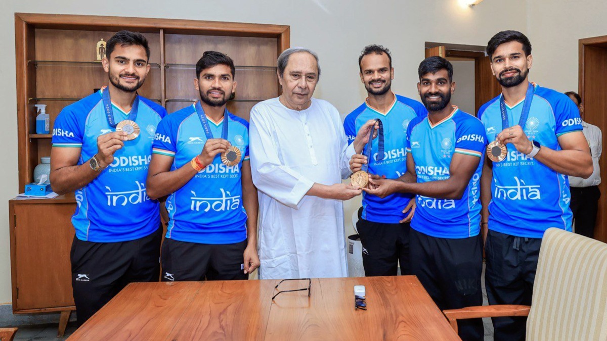 Ex Odisha Cm Naveen Patnaik Felicitates Olympic Bronze Winning Hockey Team