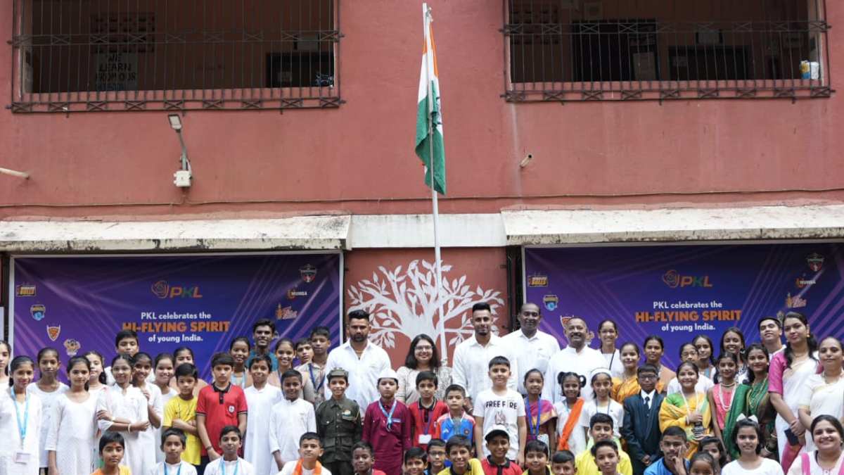 Kabaddi Stars Pardeep Maninder Take Part In Flag Hoisting Ceremony Ahead Of Pkl Season 11 Auction