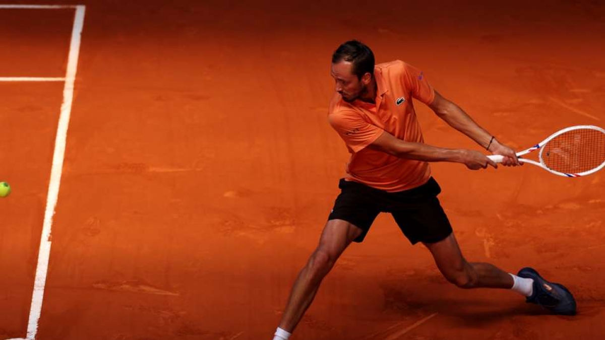 Daniil Medvedev Follows Casper Ruud Stefanos Tsitsipas Into Madrid Open Last 16
