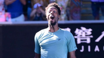 Australian Open: Monfils dances into round four