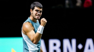 Alcaraz battles on in Rotterdam