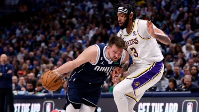 Mavs trade Doncic to Lakers for AD
