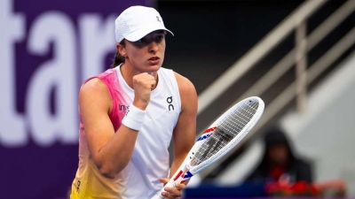 Swiatek survives Noskova scare in Qatar