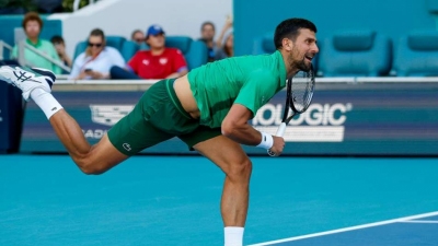 Djokovic goes through in Miami