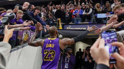 Lakers' James has tip-in at buzzer