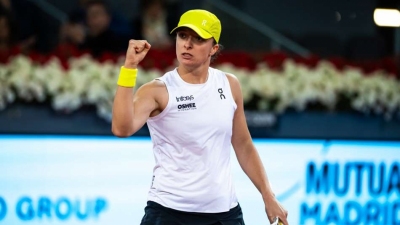 Swiatek cruises through in Madrid