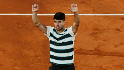 Alcaraz powers into French Open SFs