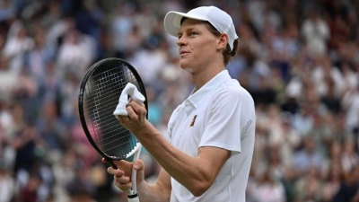 Sinner eases past Martinez at SW19