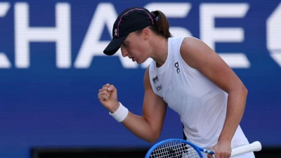 Swiatek into US Open second round
