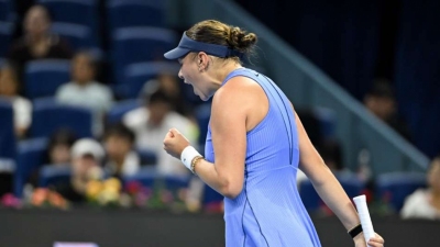 Anisimova, Paolini into China QFs