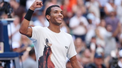 Auger-Aliassime defeats De Minaur