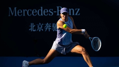 Swiatek and Pegula advance in China